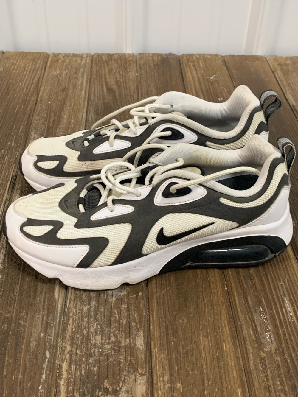 Nike White and Black Men's Air-Max 200 Athletic Sneakers